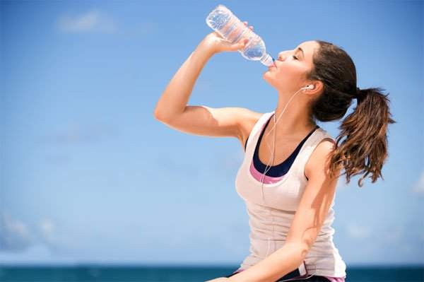 Uống nước đá, tắm gội ngày nắng nóng dễ gặp những nguy hiểm này 2