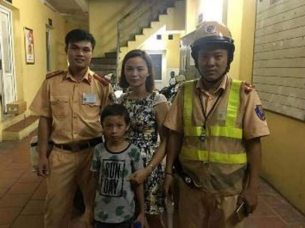 CSGT Hà Nội giúp bé trai 5 tuổi bị lạc về với gia đình 3