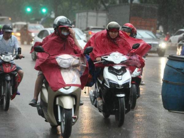 Huy động hơn 2.300 người chống ngập, HN vẫn không “đỡ nổi” trận mưa đêm qua 2