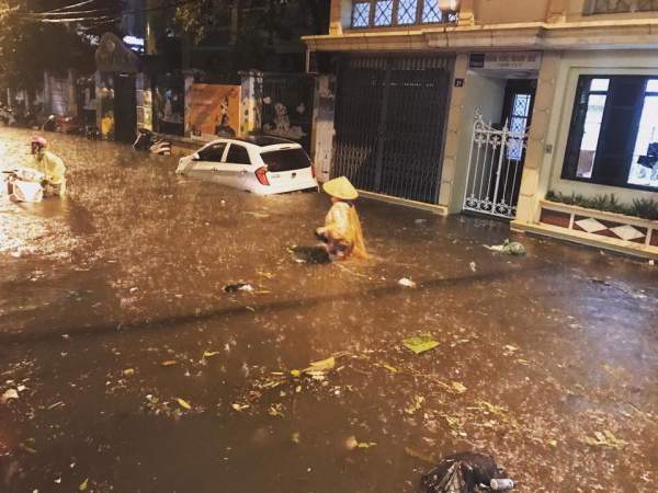 Cơn mưa làm ngập đường Hà Nội tối qua lớn cỡ nào?