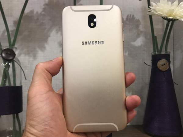 So sánh Oppo F3 với Galaxy J7 Pro: Hàng “ngon” phân khúc 7 triệu đồng 9