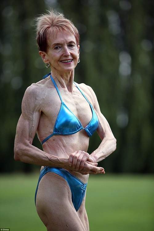 Cụ bà 74 tuổi "mình đồng da sắt" hừng hực đi thi thể hình 6