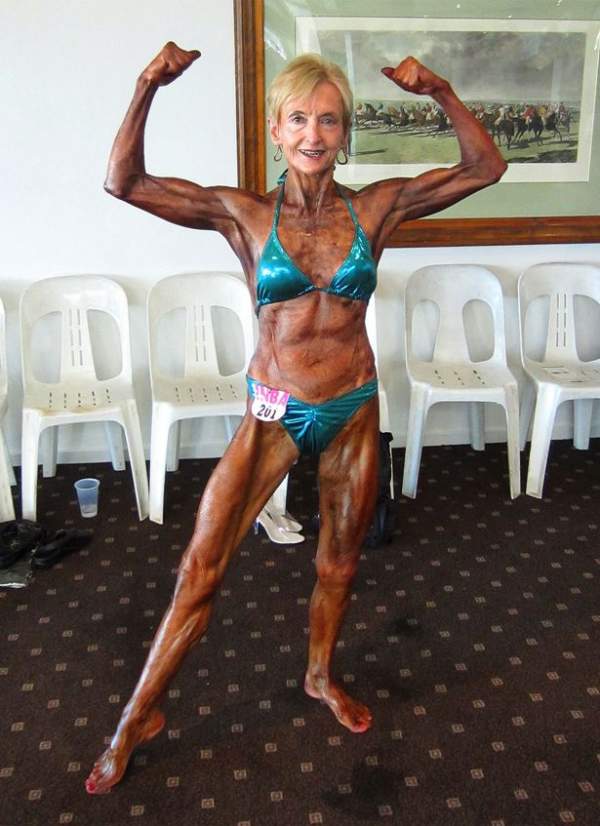 Cụ bà 74 tuổi "mình đồng da sắt" hừng hực đi thi thể hình 7