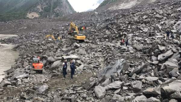 Lở đất kinh hoàng ở Trung Quốc, 141 người bị chôn vùi 2