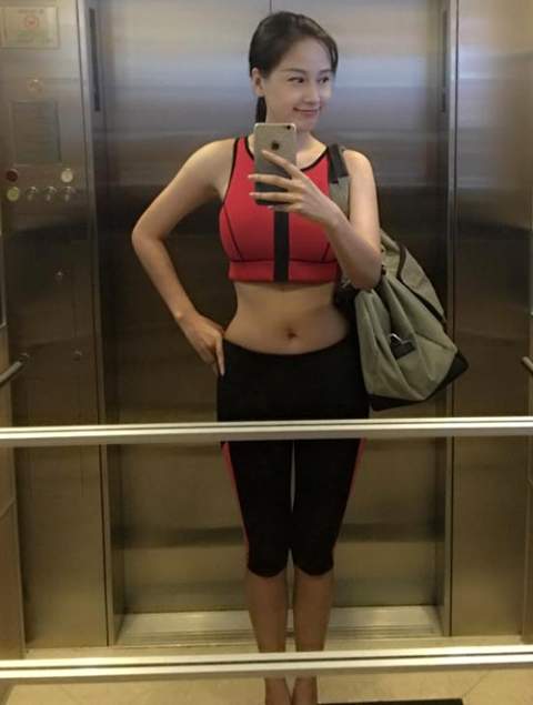 Trong thang máy mà Hà Hồ, Mai Phương Thuý ăn mặc khiến fan "rớt tim" 4