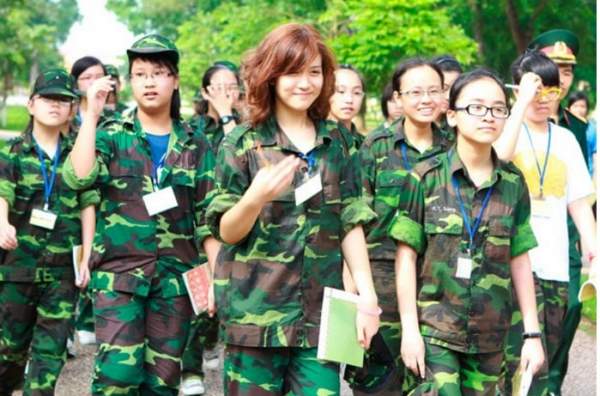 Bóc mẽ nhan sắc Hoàng Thùy Linh, Kỳ Duyên thời sinh viên học quân sự 14