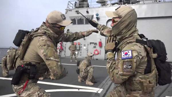 Xem đặc nhiệm SEAL Hàn Quốc phô diễn tuyệt kỹ “múa dao” 2