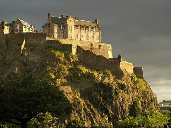 Rùng mình đột nhập lâu đài ma ám đáng sợ nhất Scotland 5