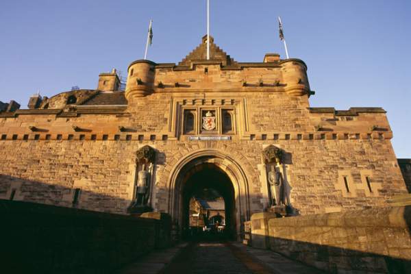 Rùng mình đột nhập lâu đài ma ám đáng sợ nhất Scotland 4