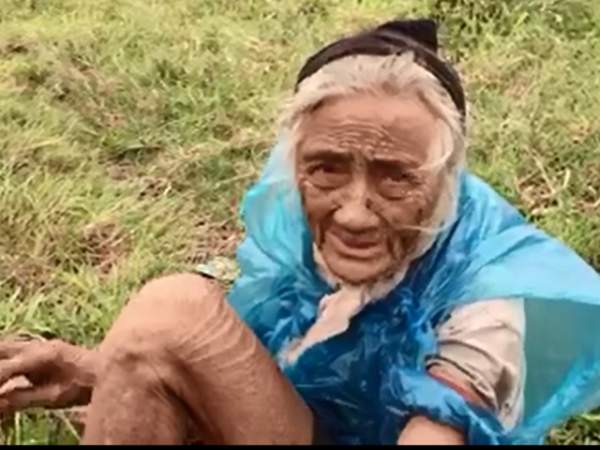 Xôn xao clip cụ bà ngoài 80 tuổi tự trộn xi-măng “vá” đường ở TP.HCM 3