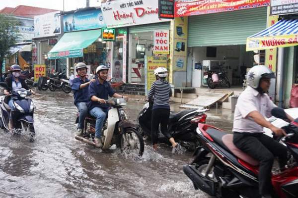 Ngốn trăm tỷ chống ngập, đường vẫn thành “sông” sau trận mưa 10 phút 3