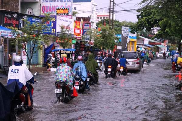 Ngốn trăm tỷ chống ngập, đường vẫn thành “sông” sau trận mưa 10 phút 2