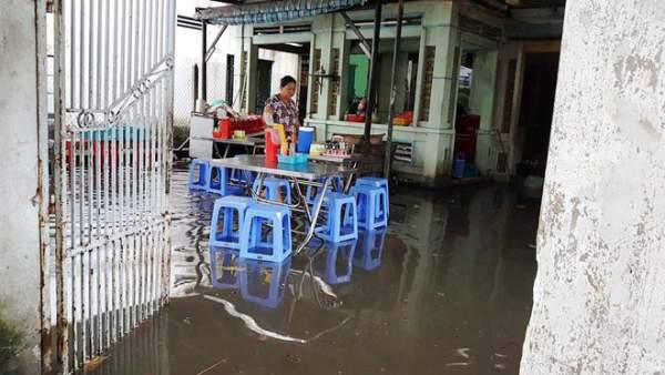 Ngốn trăm tỷ chống ngập, đường vẫn thành “sông” sau trận mưa 10 phút 7