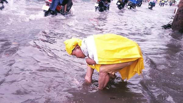 Ngốn trăm tỷ chống ngập, đường vẫn thành “sông” sau trận mưa 10 phút 4