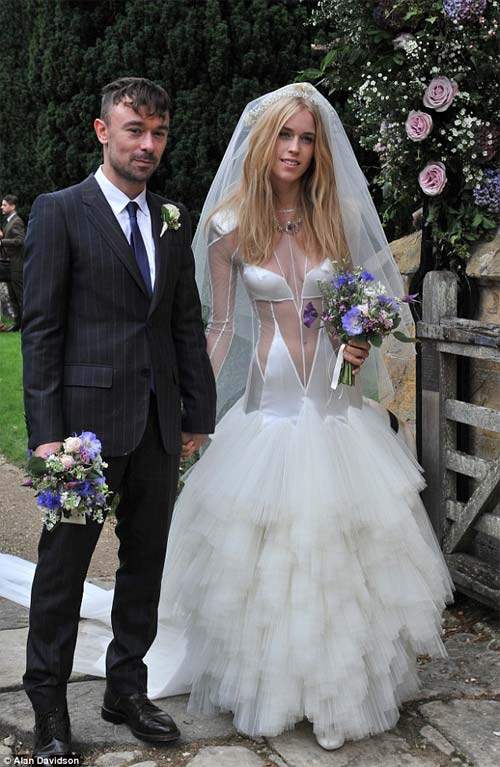 "Cô dâu bạo nhất nước Anh" lại gây sốc với váy lộ 80% cơ thể 10