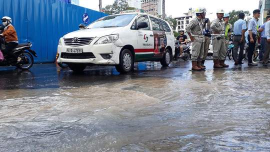 Cột nước cao hơn 5m bất ngờ bốc lên từ đường Lê Lợi 2