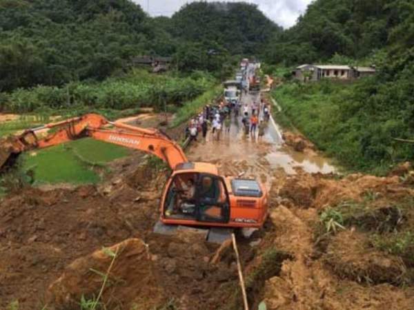 Hàng chục ngàn khối đất đá sạt lở, vùi lấp đường ở Lai Châu 2