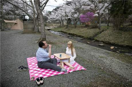 Đàn ông Nhật nghiện yêu vợ "nhựa" hơn vợ thật 8