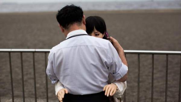 Đàn ông Nhật nghiện yêu vợ "nhựa" hơn vợ thật 4