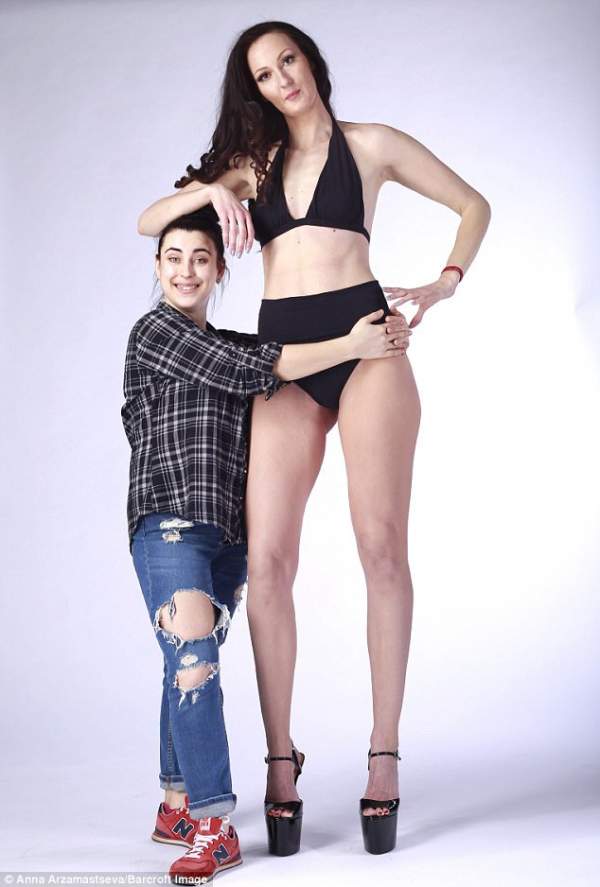 Cô gái "khổng lồ" có đôi chân dài nhất thế giới 2