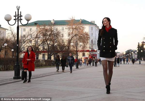 Cô gái "khổng lồ" có đôi chân dài nhất thế giới 7