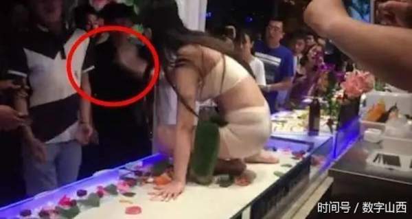 Mẫu nude tiệc sushi khổ sở vì khách dùng đũa sàm sỡ 4