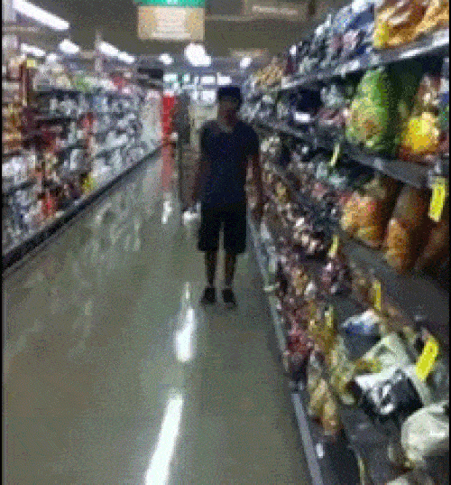 Ảnh động: Bắt gặp tình huống quái dị trong siêu thị 7
