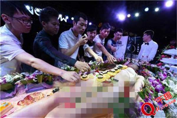 Mẫu nude tiệc sushi khổ sở vì khách dùng đũa sàm sỡ 5