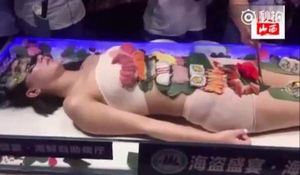 Mẫu nude tiệc sushi khổ sở vì khách dùng đũa sàm sỡ 3