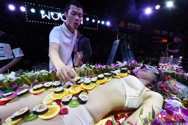 Mẫu nude tiệc sushi kể về nỗi tủi hổ, chua chát nhất cuộc đời