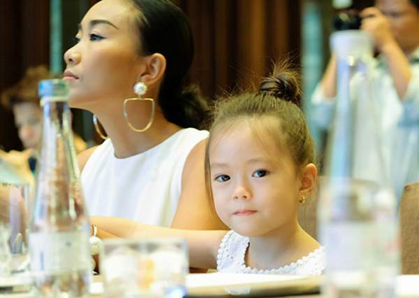 Con gái lai Tây nhà Đoan Trang hút mọi sự chú ý khi xuất hiện cùng mẹ 5