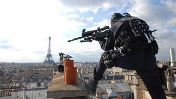 Xạ thủ, tên lửa, xe “Quái thú” bảo vệ ông Trump ở Paris 2