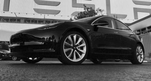 Người đầu tiên sở hữu Tesla Model 3 là ai?