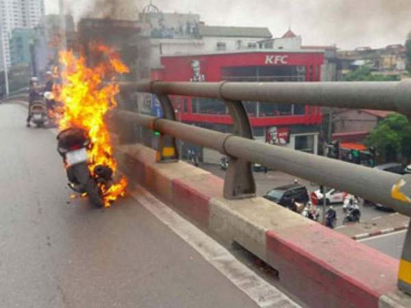 Xe khách chạy Nghệ An-Sài Gòn cháy dữ dội bên quốc lộ