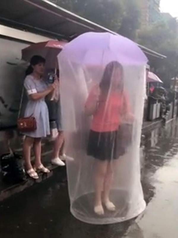 Cô gái chui vào “bao cao su” khổng lồ để tránh mưa