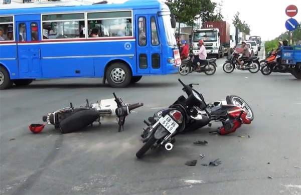 2 thanh niên “cõng” xe máy rời khỏi hiện trường tai nạn 1km