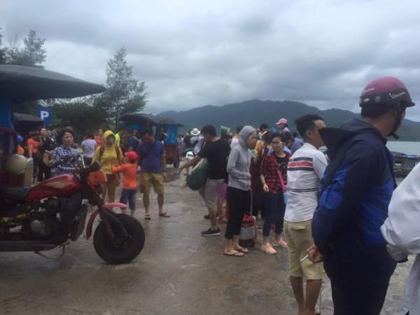 Hàng trăm khách du lịch mắc kẹt trên đảo Minh Châu 3