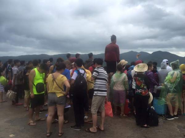 Hàng trăm khách du lịch mắc kẹt trên đảo Minh Châu 2