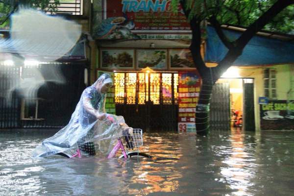 Nước tràn vào nhà sau mưa lớn, dân Thủ đô đắp kè tát nước cứu tài sản 3