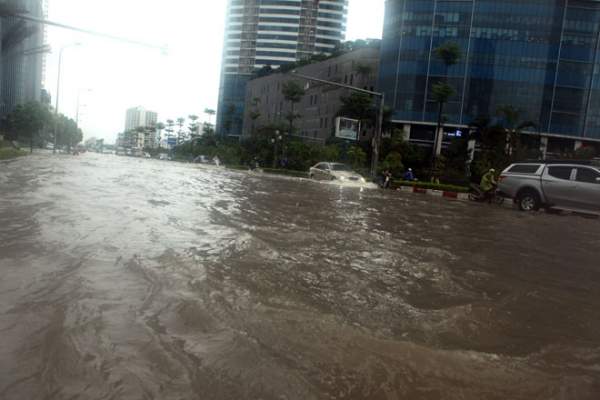 Nước ngập ngang bụng, dân Thủ đô bỏ xe lội nước về nhà
