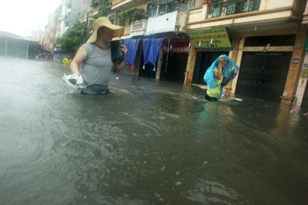 Nước ngập ngang bụng, dân Thủ đô bỏ xe lội nước về nhà 8