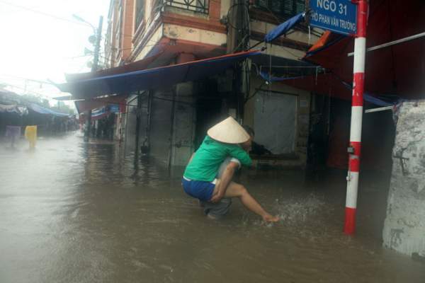 Nước ngập ngang bụng, dân Thủ đô bỏ xe lội nước về nhà 7