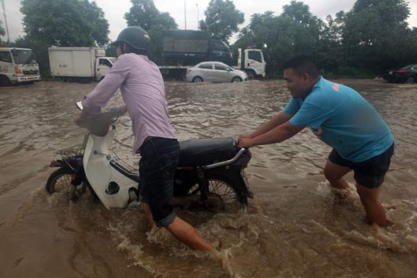 Đại lộ Thăng Long ngập sâu, dân xếp hàng thuê người chở xe 10