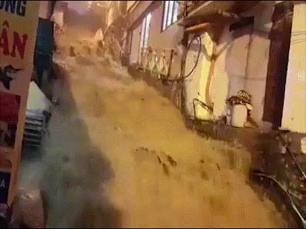 Nước tràn vào nhà sau mưa lớn, dân Thủ đô đắp kè tát nước cứu tài sản 11