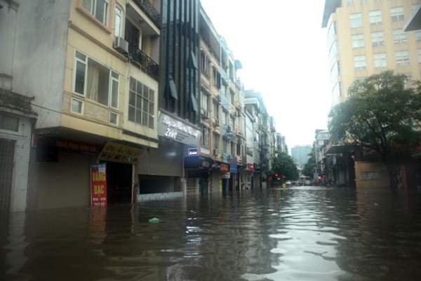 Nước ngập ngang bụng, dân Thủ đô bỏ xe lội nước về nhà 6