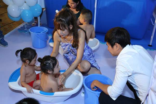Bất ngờ với cách Minh Hà – Lý Hải tắm cho các nhóc tì 3
