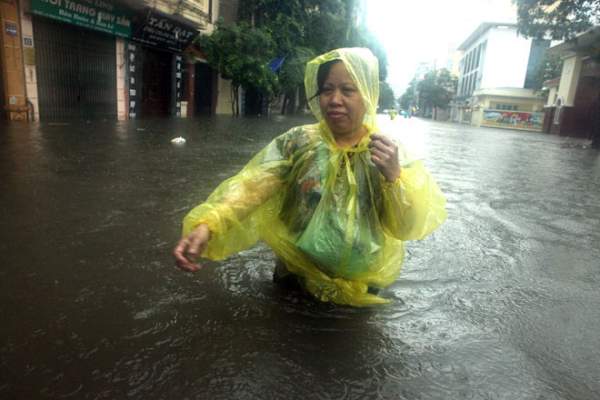 Nước ngập ngang bụng, dân Thủ đô bỏ xe lội nước về nhà 10