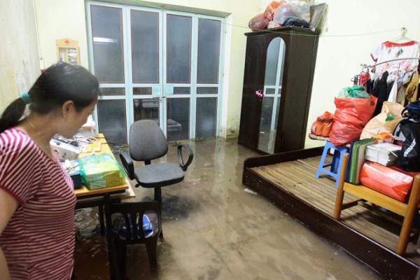 Nước tràn vào nhà sau mưa lớn, dân Thủ đô đắp kè tát nước cứu tài sản 9
