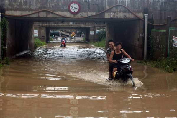 Đại lộ Thăng Long ngập sâu, dân xếp hàng thuê người chở xe 6