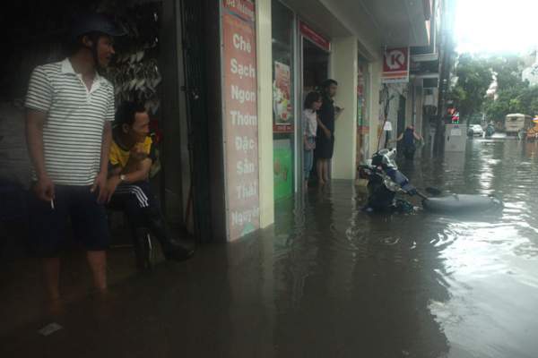 Nước ngập ngang bụng, dân Thủ đô bỏ xe lội nước về nhà 12